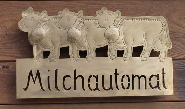 Hinweisschild zum Milchautomaten im Tonihof in Dießen am Ammersee